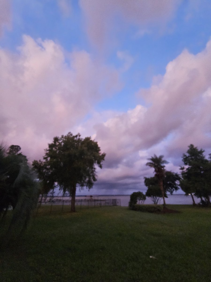 MacnTsDaddy's tweet image. Tropical skies on Escambia Bay. Beautiful out this morning.