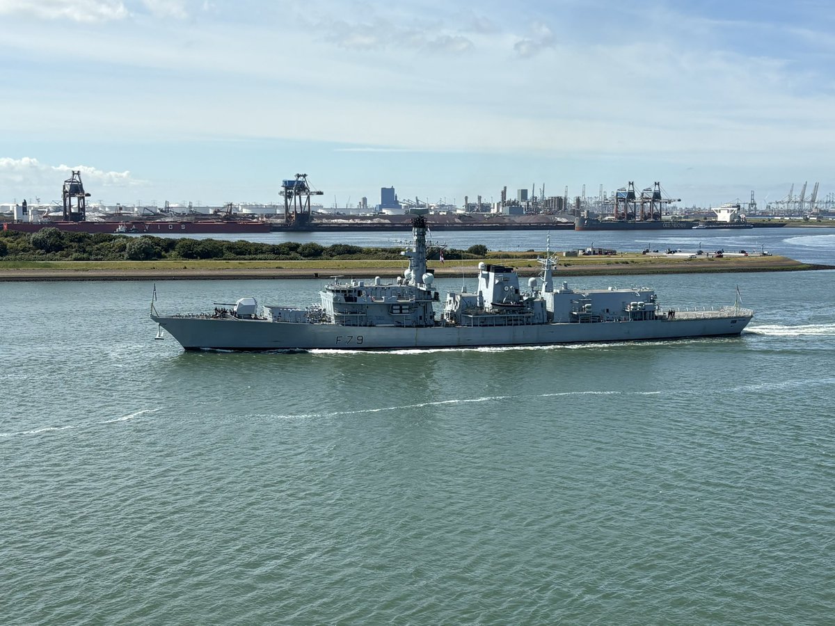 dave987a's tweet photo. #F79 #HMS #Portland #RoyalNavy @HMSPortland #Holland #Rotterdam #Stena #Britannica @NavyLookout @thinkdefence https://t.co/SWaegfTwp4