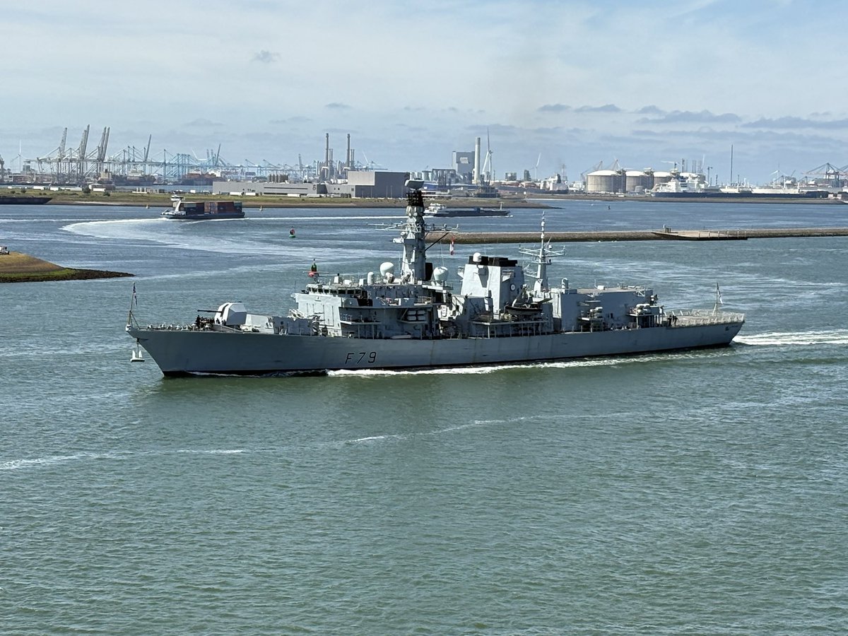 dave987a's tweet photo. #F79 #HMS #Portland #RoyalNavy @HMSPortland #Holland #Rotterdam #Stena #Britannica @NavyLookout @thinkdefence https://t.co/SWaegfTwp4
