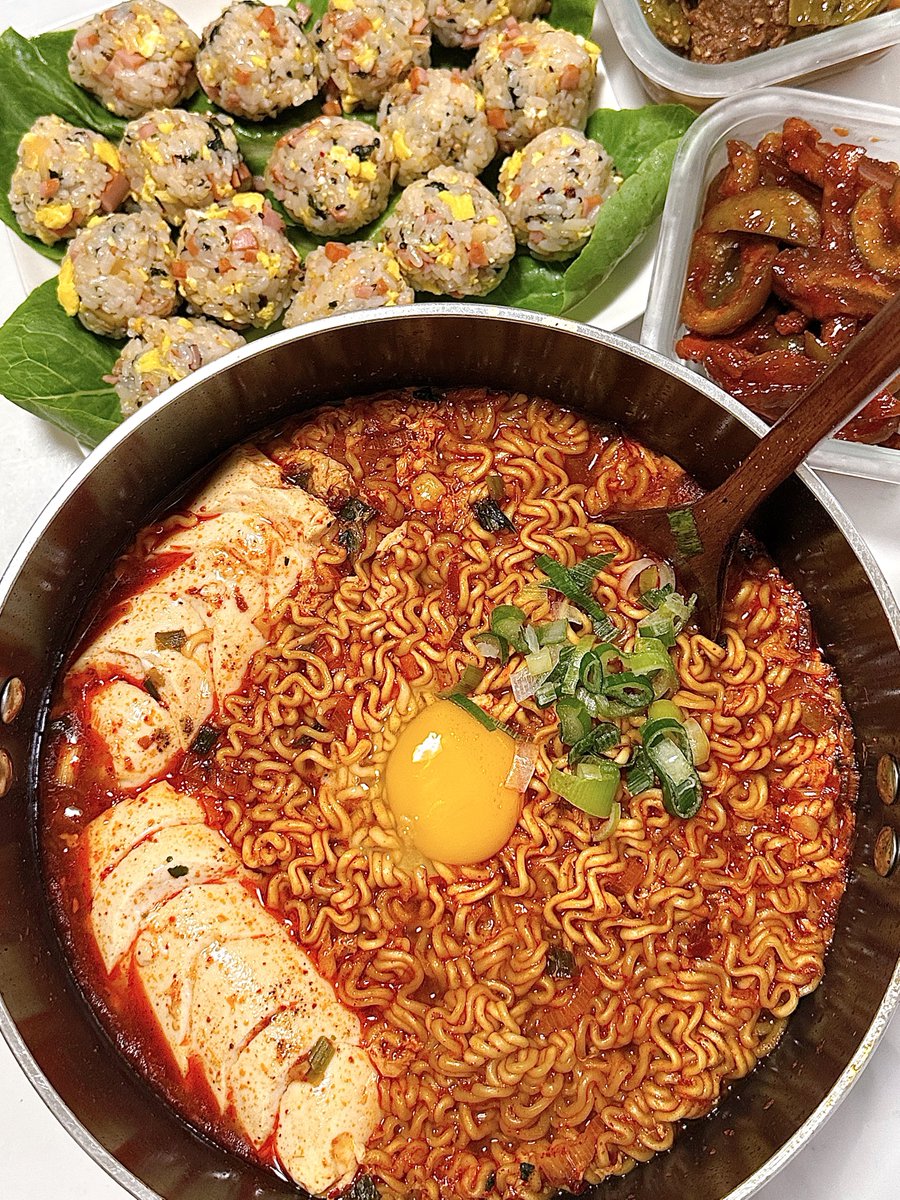chimgoim's tweet image. 순두부열라면 스팸계란주먹밥
뜨끈한 라면국물에 주먹밥 푹.. 적셔서 먹음