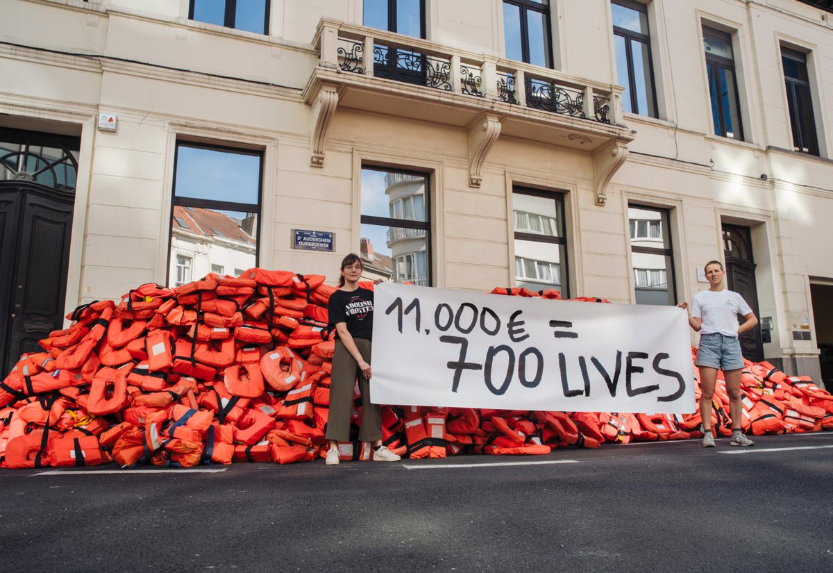 Frontex will 11.000€ Gerichtskosten von uns. Wir haben sie direkt mal umgerechnet. 700 Rettungswesten liegen nun vor eurem Büro in Brüssel, <a href="/Frontex/">Frontex</a>. Nun tut, wofür ihr bezahlt werdet. Oder schafft euch ab. 🧵