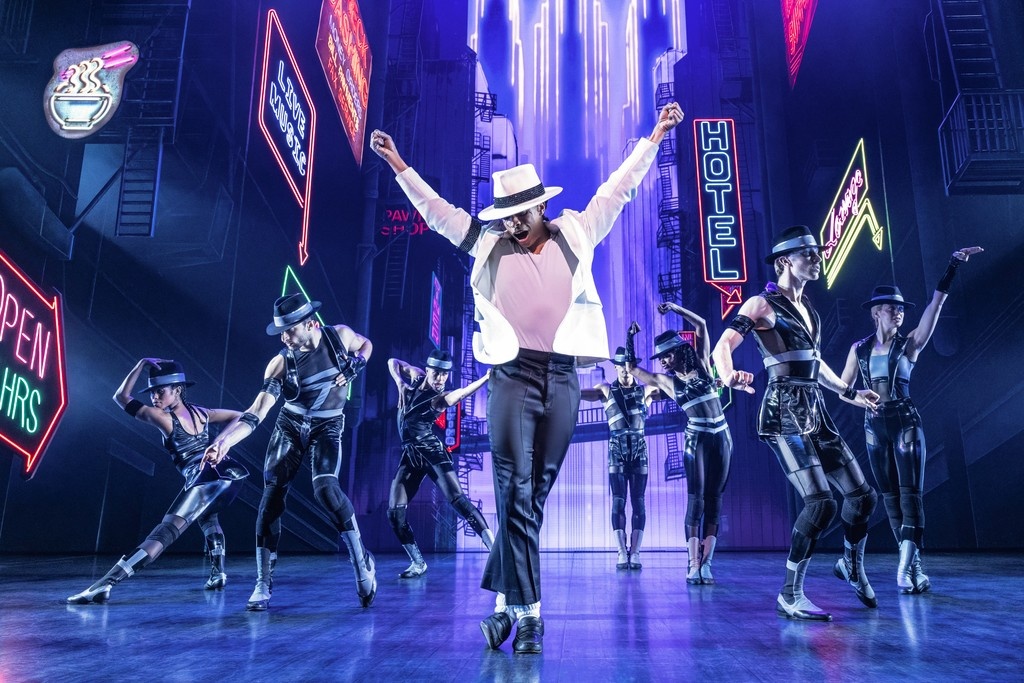 DMTWestEnd's tweet image. New cast.
New visuals.
Same smooth moves at MJ the Musical. 😎🔥
📸 Matt Murphy
