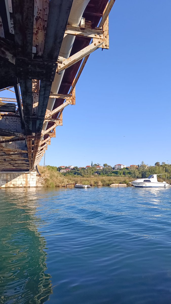 gužve prema Splitu iz pravca Solina i Kaštela..dvi kapi kiše i kolaps..
mrzim kasnit.
dobar dan.
pomalo