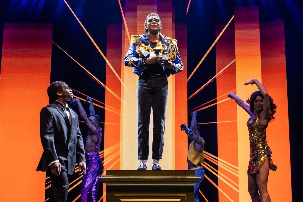 DMTWestEnd's tweet image. New cast.
New visuals.
Same smooth moves at MJ the Musical. 😎🔥
📸 Matt Murphy