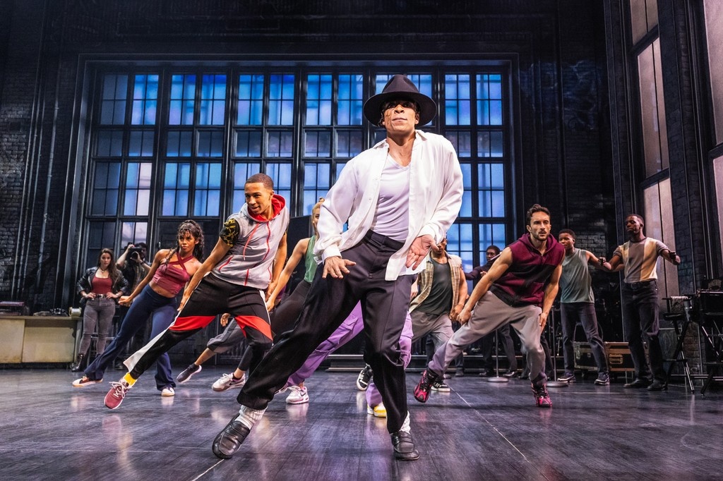 DMTWestEnd's tweet image. New cast.
New visuals.
Same smooth moves at MJ the Musical. 😎🔥
📸 Matt Murphy