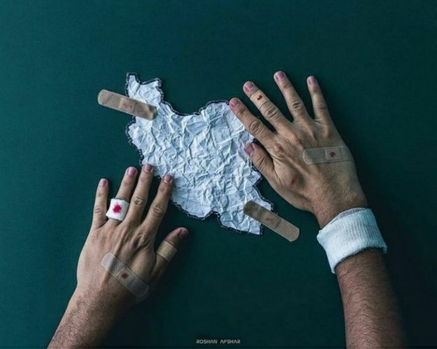 Hosnadokht's tweet image. ایران من
ای کهن مرزوبوم آریایی
سالهاست درهجوم تندبادها و حملهی دشمنان ، ایستاده ای چون سرو !
زخم خورده ای ، خم شده ای اما از پای ننشسته ای!
اینبار نیز از فتنه ی تزویر دشمنان دوستنما ، سربلند بیرون خواهی آمد و داغ شکست را بر دل هایشان خواهی نشاند.
#پایان_دسیسه
#منافق_بسه_دیگه