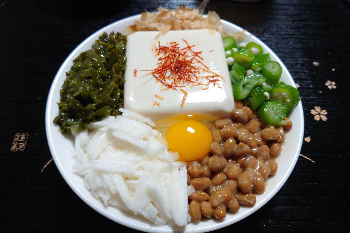 JvtGb3wzEestm19's tweet image. 今日もお疲れ様でした🙇

暑かったですね…
朝からジメジメムシムシと辛かったです😥

晩酌タイムです
酒の肴は…
ネバネバ丼です
暑くて疲れた体には最高💯⤴️

小鉢は…
中華春雨です
んめがったょー

酒は…
梅酒です

我が家の農園で取れた野菜が沢山
キュウリ
ナス
オクラ

んだばー
乾杯🍻✨🥃
