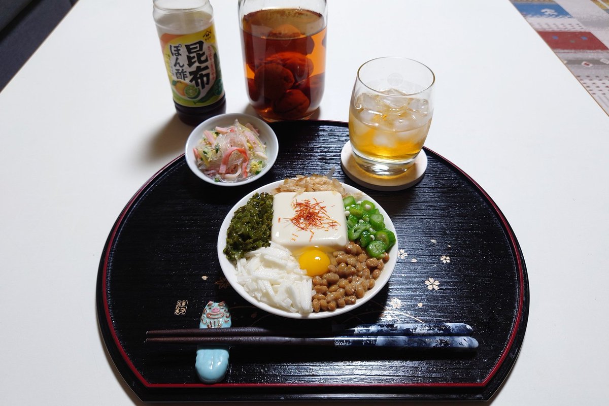 JvtGb3wzEestm19's tweet image. 今日もお疲れ様でした🙇

暑かったですね…
朝からジメジメムシムシと辛かったです😥

晩酌タイムです
酒の肴は…
ネバネバ丼です
暑くて疲れた体には最高💯⤴️

小鉢は…
中華春雨です
んめがったょー

酒は…
梅酒です

我が家の農園で取れた野菜が沢山
キュウリ
ナス
オクラ

んだばー
乾杯🍻✨🥃