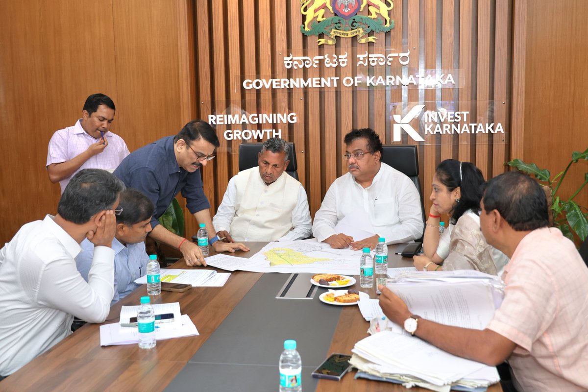 M B Patil (@mbpatil) on Twitter photo ಈ ದಿನ ದೇವನಹಳ್ಳಿಯ ಶಾಸಕರು, ರಾಜ್ಯ ಆಹಾರ ಮತ್ತು ನಾಗರಿಕ ಸರಬರಾಜು ಖಾತೆ ಸಚಿವರಾದ ಶ್ರೀ <a href="/KHMuniyappaklr/">KH Muniyappa</a> ಅವರೊಂದಿಗೆ ಕೋಲಾರ ಜಿಲ್ಲೆಯ ಲ್ಲಿ ರೈಲ್ವೆ ಕೋಚ್ ಫ್ಯಾಕ್ಟರಿ ಹಾಗೂ ಬೆಂಗಳೂರು ಸಿಗ್ನೇಚರ್ ಬ್ಯುಸಿನೆಸ್ ಪಾರ್ಕ್ (#BSBP) ಗೆ ಭೂಮಿ ನೀಡುವ ಕುರಿತು ವಿವರವಾಗಿ ಚರ್ಚಿಸಿದೆವು. ಸಂಬಂಧಿತ ಇಲಾಖೆಗಳ ಹಿರಿಯ ಅಧಿಕಾರಿಗಳು ಈ ದಿನ ದೇವನಹಳ್ಳಿಯ ಶಾಸಕರು, ರಾಜ್ಯ ಆಹಾರ ಮತ್ತು ನಾಗರಿಕ ಸರಬರಾಜು ಖಾತೆ ಸಚಿವರಾದ ಶ್ರೀ <a href="/KHMuniyappaklr/">KH Muniyappa</a> ಅವರೊಂದಿಗೆ ಕೋಲಾರ ಜಿಲ್ಲೆಯ ಲ್ಲಿ ರೈಲ್ವೆ ಕೋಚ್ ಫ್ಯಾಕ್ಟರಿ ಹಾಗೂ ಬೆಂಗಳೂರು ಸಿಗ್ನೇಚರ್ ಬ್ಯುಸಿನೆಸ್ ಪಾರ್ಕ್ (#BSBP) ಗೆ ಭೂಮಿ ನೀಡುವ ಕುರಿತು ವಿವರವಾಗಿ ಚರ್ಚಿಸಿದೆವು. ಸಂಬಂಧಿತ ಇಲಾಖೆಗಳ ಹಿರಿಯ ಅಧಿಕಾರಿಗಳು