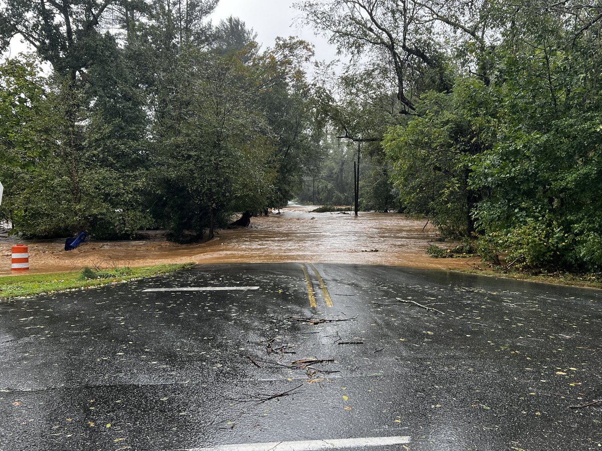 EFisherWX's tweet image. Tree loss along rivers and streams is one of Helene’s compounding disasters.
We lost so much tree cover after the storm during cleanup efforts. This has major impacts on our aquatic habitats!
Comparison of tree cover along the Swannanoa River before and after cleanup ⬇️