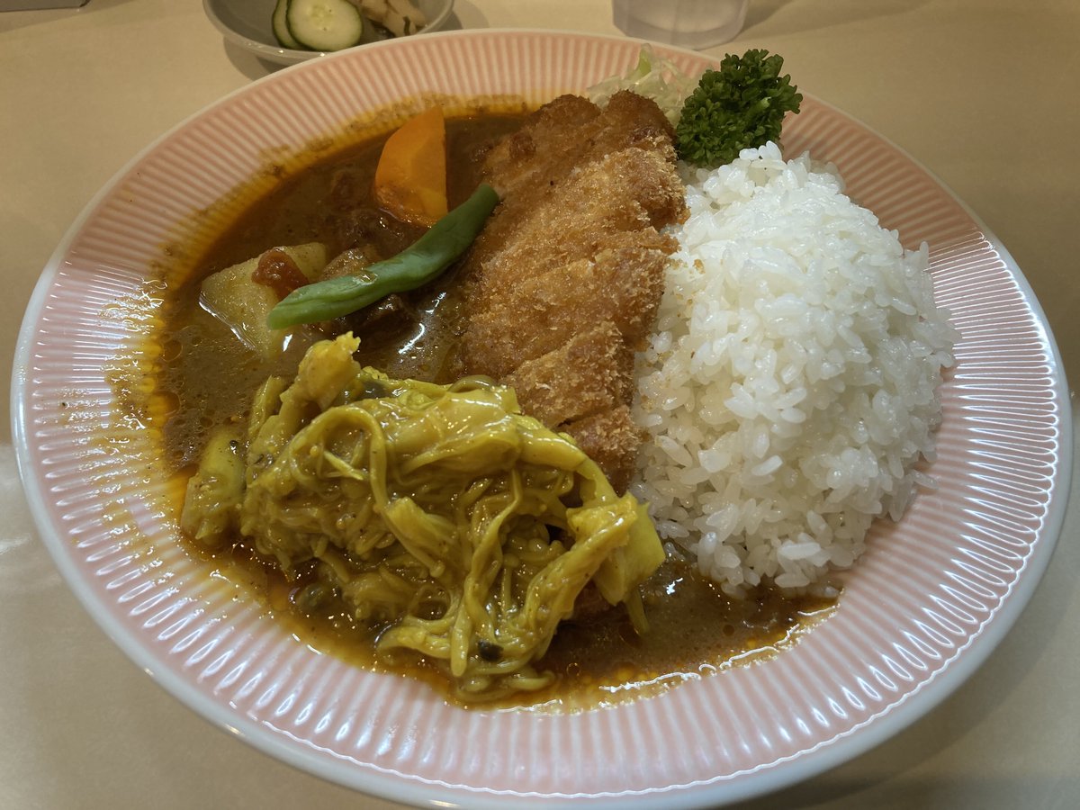 nerenainen's tweet image. 町田にきたので行ってみたかったカレー🍛
リッチなカレーの店 アサノ
リッチなカツカレー
3種類のきのこのアチャール
いいかい学生さん、カツカレーをな、
リッチなカツカレーを初めて食べたらとっても美味しかったよ
