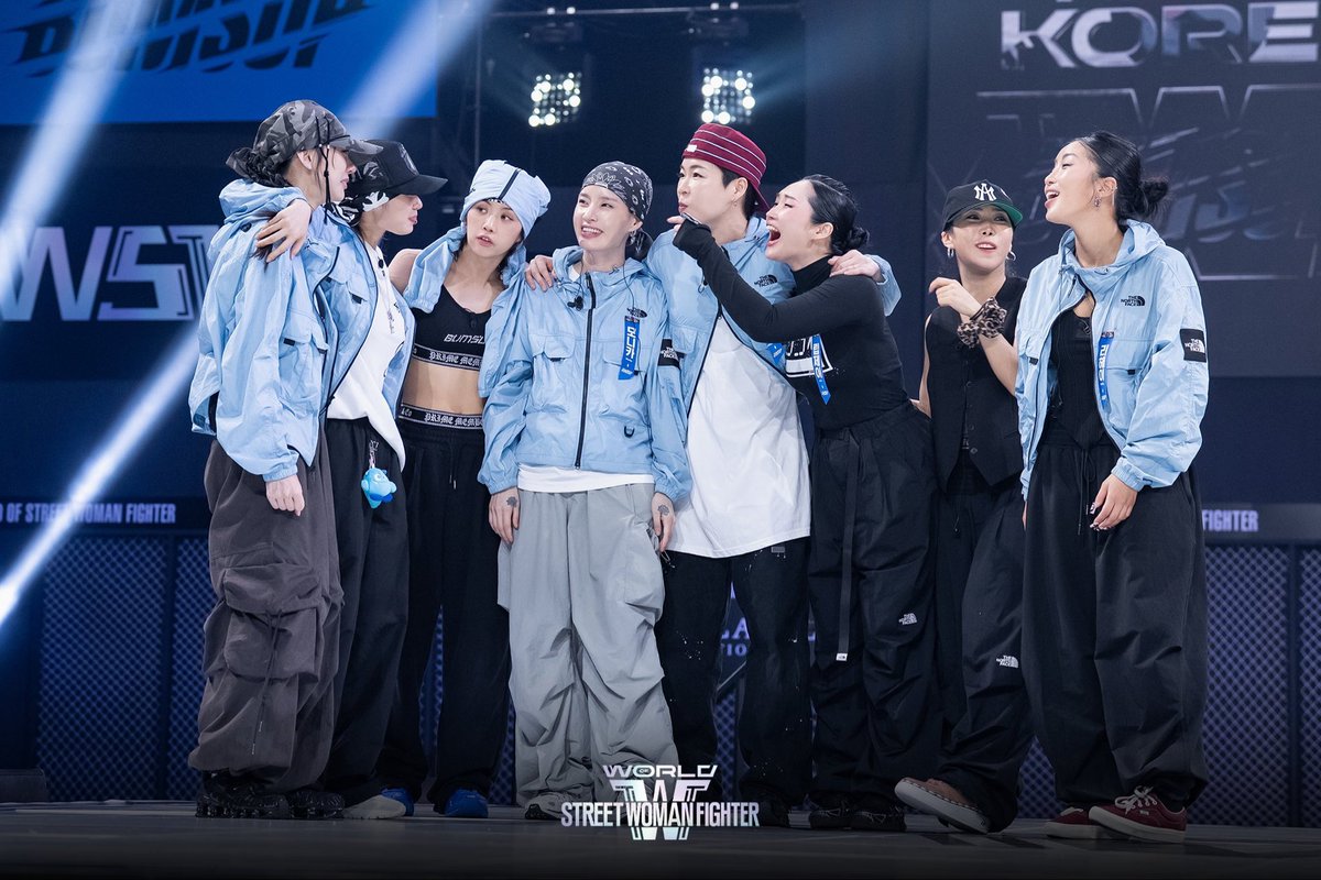 jungkrsten's tweet photo. Not at the unnies laughing at how much of a mess the maknae line was 😭😂

I love them so much 😭💙 https://t.co/eucCzolwd4