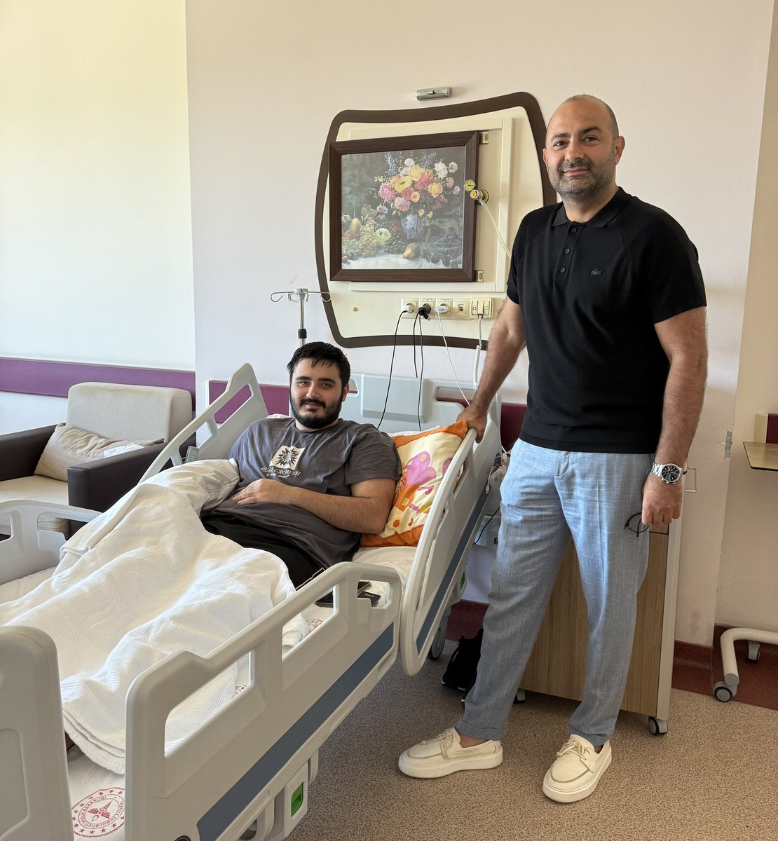 Güne, Fizik Tedavi ve Rehabilitasyon Hastanemizde tedavi gören kıymetli hastalarımızı ziyaret ederek başladık. Hal hatır sorduk, geçmiş olsun dileklerimizi ilettik.

Sağlık gerçekten de en büyük nimet. Rabbim, hiçbirimize taşıyamayacağımız dert vermesin.