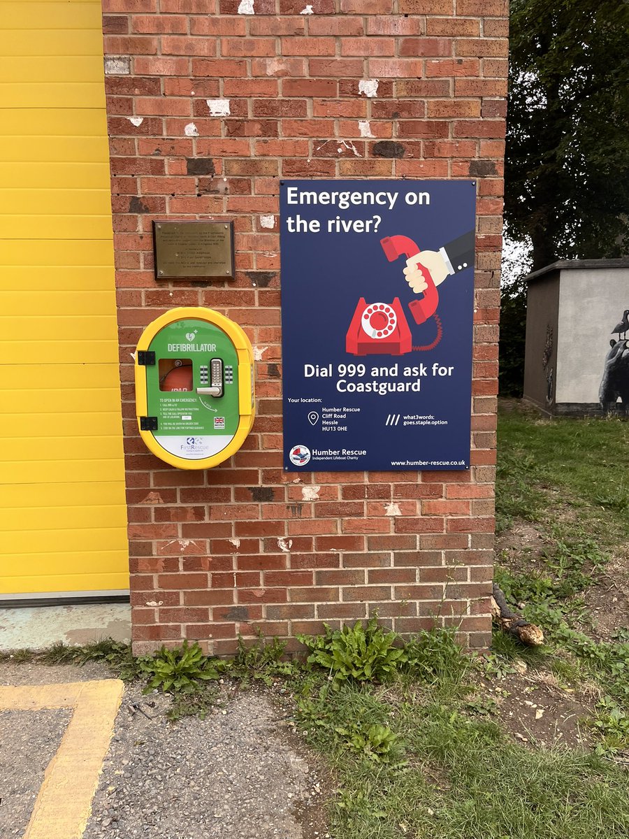 Saw these 2 signs with contradictory advice within 100yrds of each other. Which one is it <a href="/HumbersideFire/">Humberside Fire & Rescue</a> <a href="/HumberRescue/">Humber Rescue</a> <a href="/MCA_media/">Maritime and Coastguard Agency</a> - do we ask for fire or for coastguard?