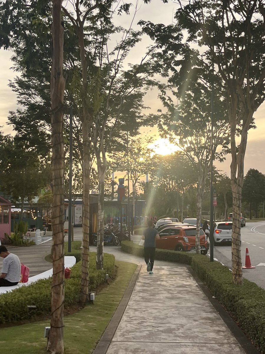 ohlunakit's tweet photo. Padahal tgah tunggu shahid habis run. Mungkin muka tu sedih nau orang tengok😭🥹 https://t.co/izydGR0DAM