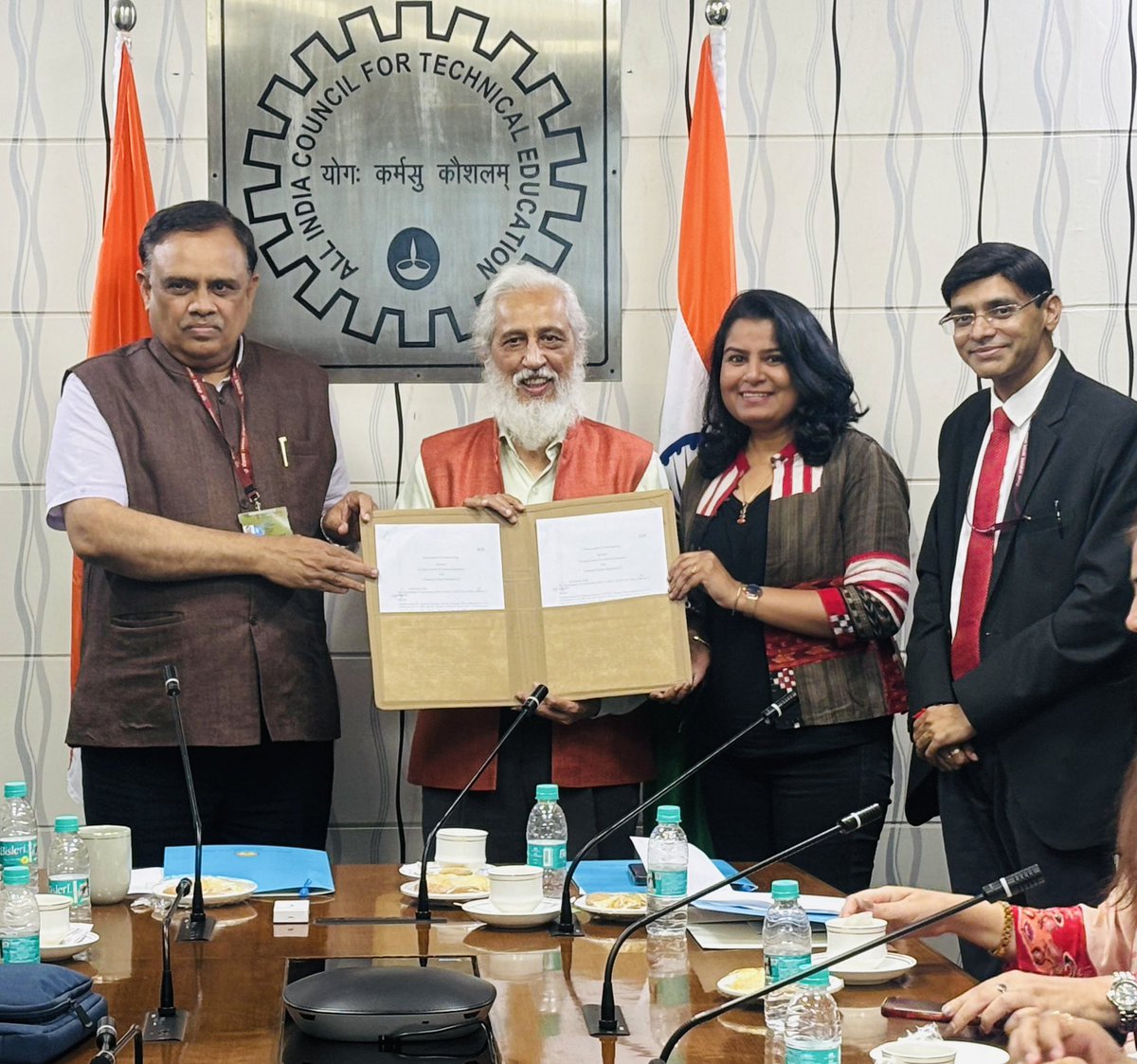 climatora tweet media