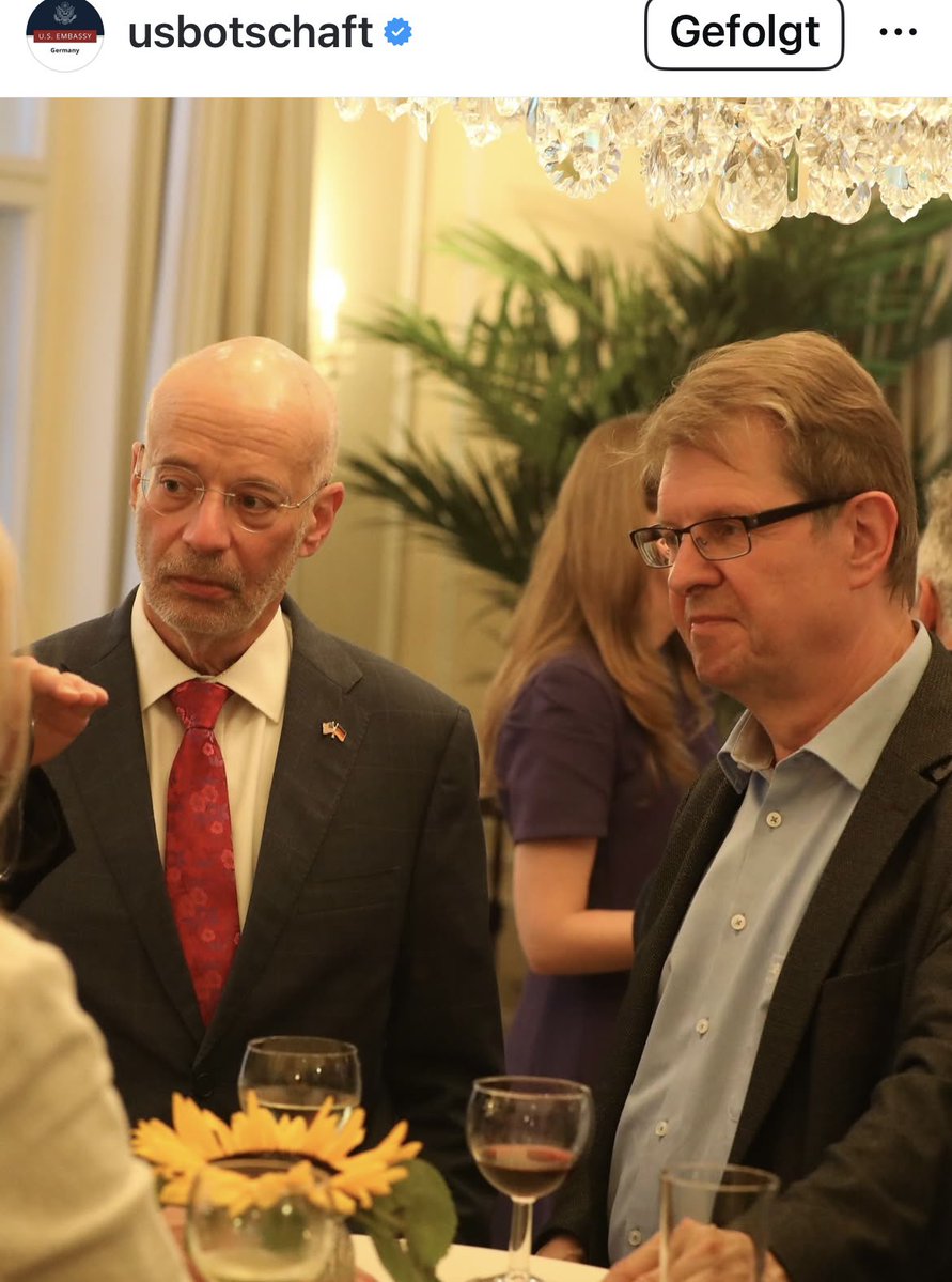 MichaelBroecker's tweet image. Ich glaube, die @usbotschaft braucht dringend endlich einen Chef, wenn diese 🇷🇺-treuen Gefährten zum Transatlantik-Empfang in die Residenz geladen werden. 😇
@bodoramelow @Ralf_Stegner