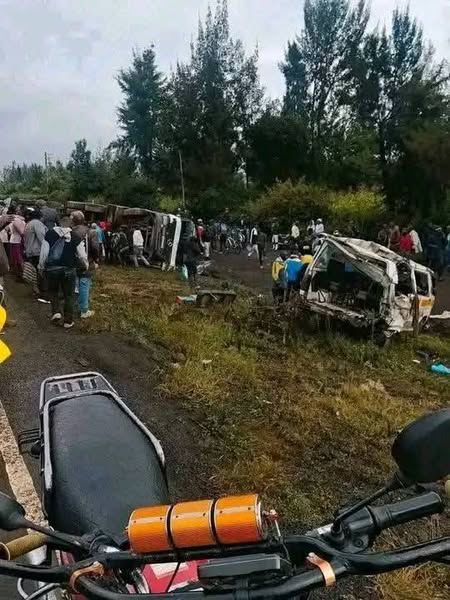 ⚡JUST IN: Fatal Acc!dent involving a trailer and Rongai Line Matatu in Ngata, Nakuru. Several people feared d3åd as some are still trāpp3d under the trailer.
