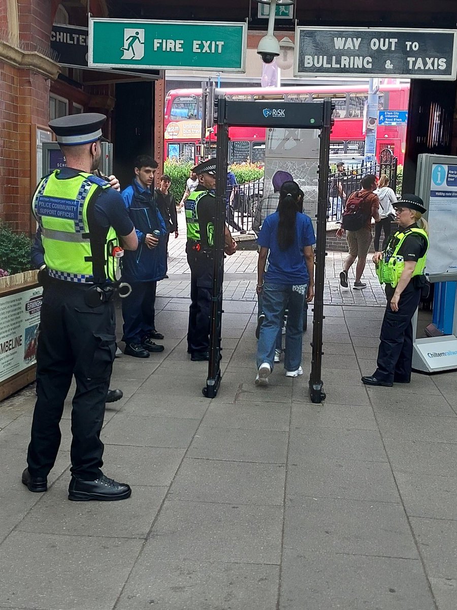ST_Police's tweet image. Joint working with our @BTP colleagues. 

Over 300 people through our weapons arch yesterday, giving us the opportunity to engage &amp;amp; educate with passengers. #countylines #opblume