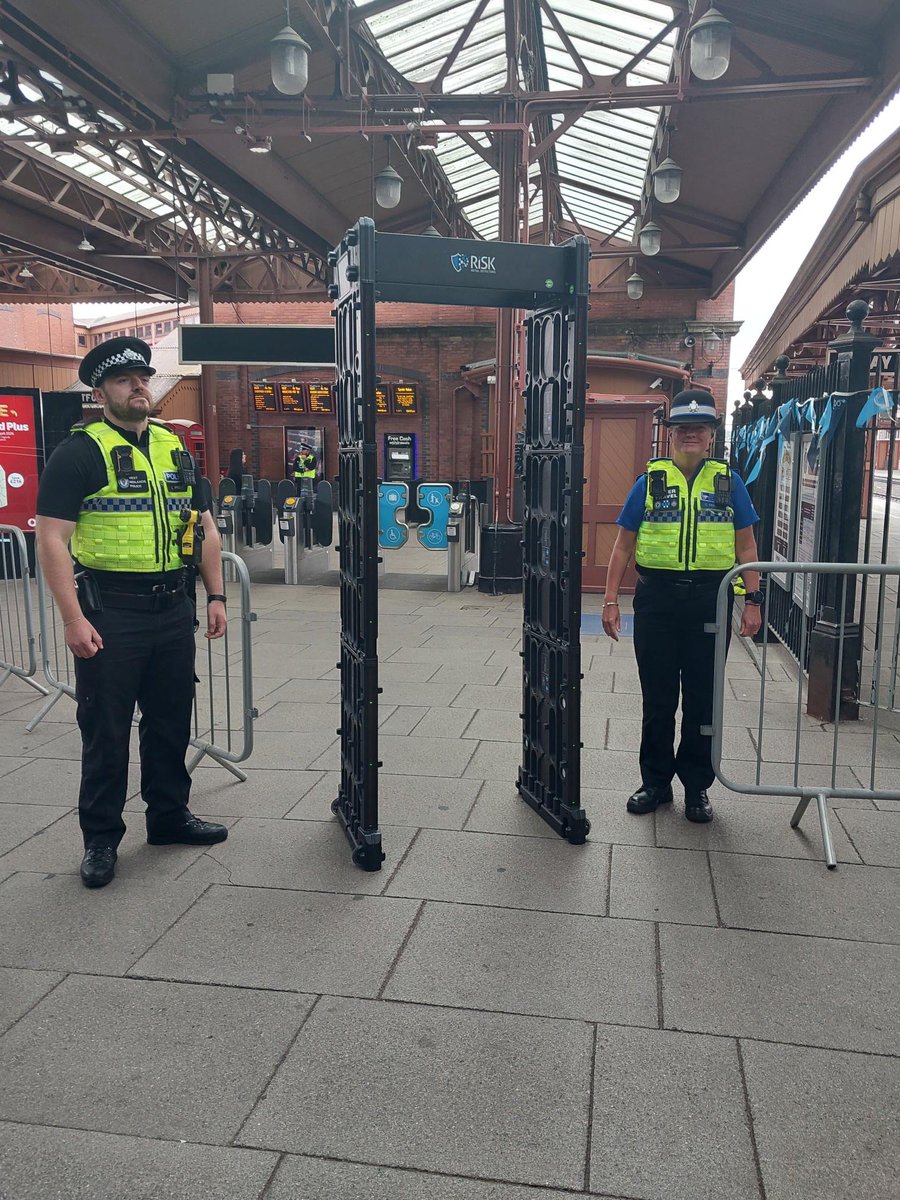 ST_Police's tweet image. Joint working with our @BTP colleagues. 

Over 300 people through our weapons arch yesterday, giving us the opportunity to engage &amp;amp; educate with passengers. #countylines #opblume