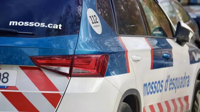 contrastado's tweet image. Un marroquí de 36 años, estaba sentado de madrugada en un banco del centro de Martorell(Barcelona)
Pasa un coche de los Mossos y los saluda.
Lo identifican y tiene 10 órdenes de detención pendientes, de ellas 4 con ingreso en prisión y 54 antecedentes
…Y el “figura” saludando!!!