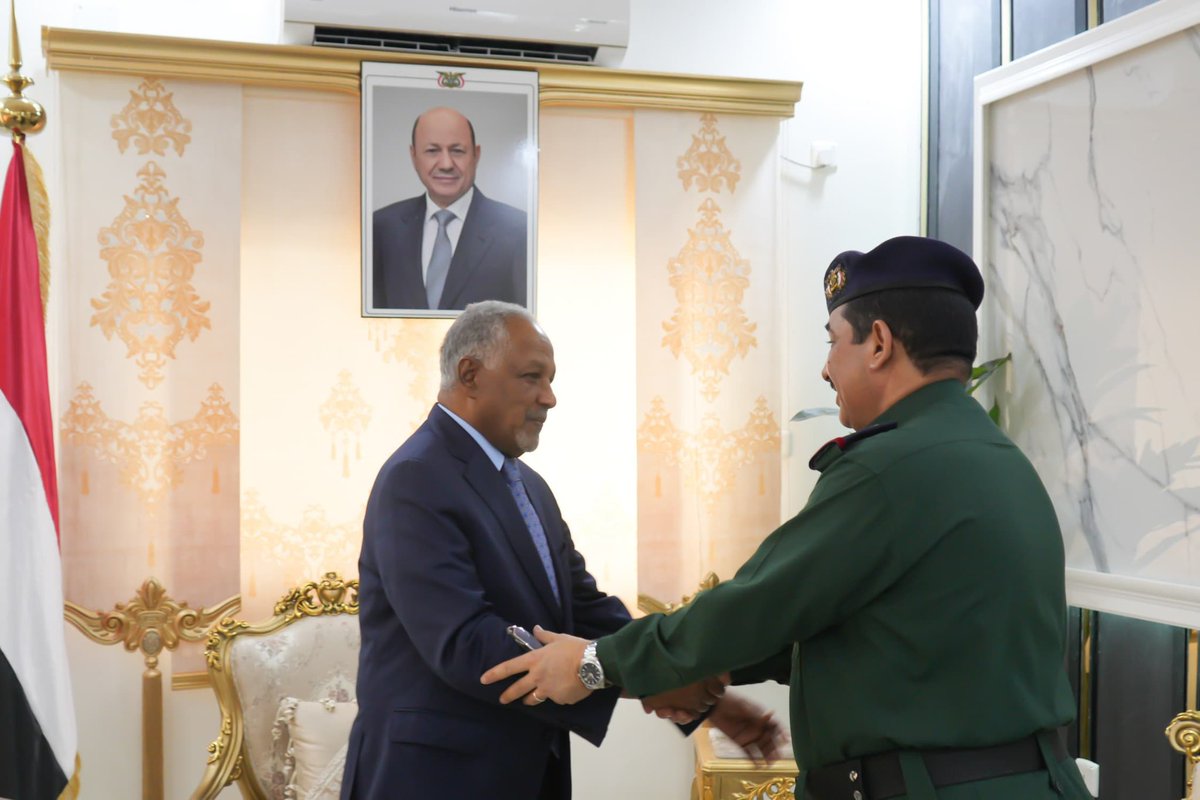 وزير الداخلية يلتقي السفير السوداني لتعزيز التعاون الأمني بين البلدين

الإعلام الأمني - عدن 

التقى وزير الداخلية اللواء الركن إبراهيم علي حيدان اليوم في العاصمة المؤقتة عدن السفير السوداني لدى بلادنا دفع الله الحاج علي. 

وخلال اللقاء، أشاد وزير الداخلية بالدور الأخوي الذي تضطلع