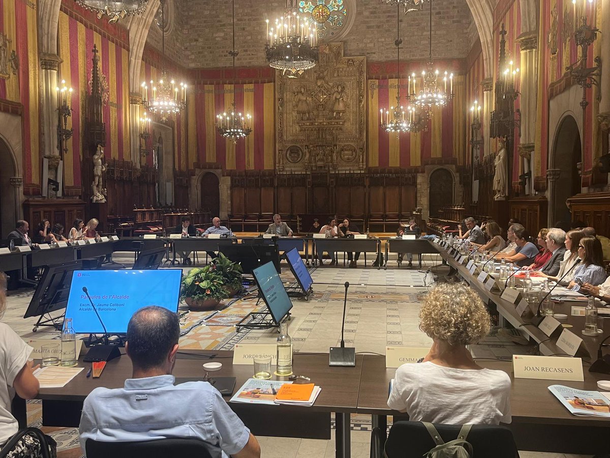 🥳Avui l’Ajuntament de Barcelona ha presentat l’Estratègia de Lluita contra la #PobresaInfantil en la qual portem mesos treballant
L'Àrea de Drets Socials amb suport <a href="/elisastinus/">Elisa Stinus Bru de Sala</a> i <a href="/laiapineda/">Laia Pineda 🍉</a> han coordinat el treball transversal i col·laboratiu
T'ho expliquem 👇