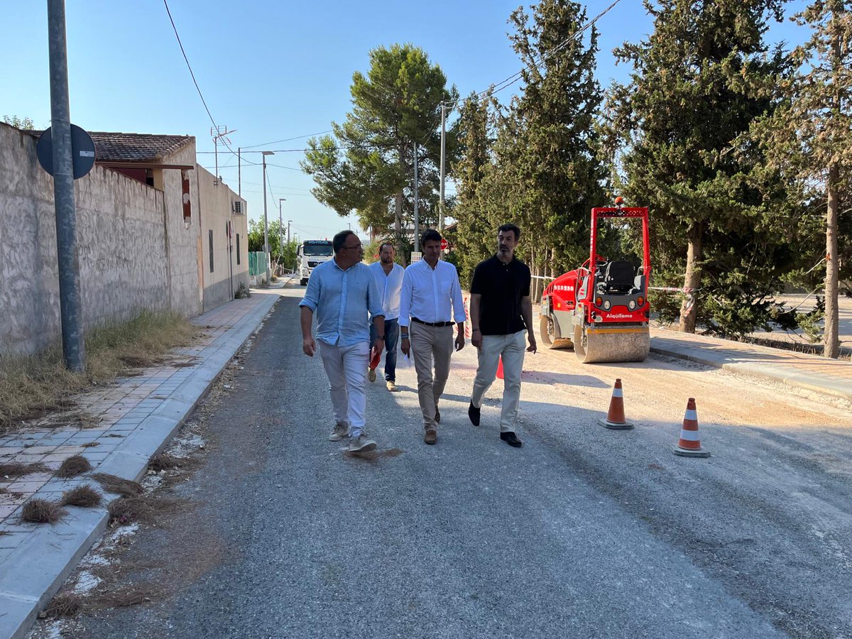 popularesmolina's tweet photo. 🚧 El alcalde @jangelalfonso y el concejal de Vía Pública, @sergiobernalaya, han continuado esta mañana las visitas a las zonas en las que se está desarrollando el #PlanAsfalto.
👉🏻 Mejoramos el firme en la calle de la Jardinera en #LosValientes y en varios caminos de la Huerta Abajo (@ElLlanodeMolina).
#PPMolinaCumple