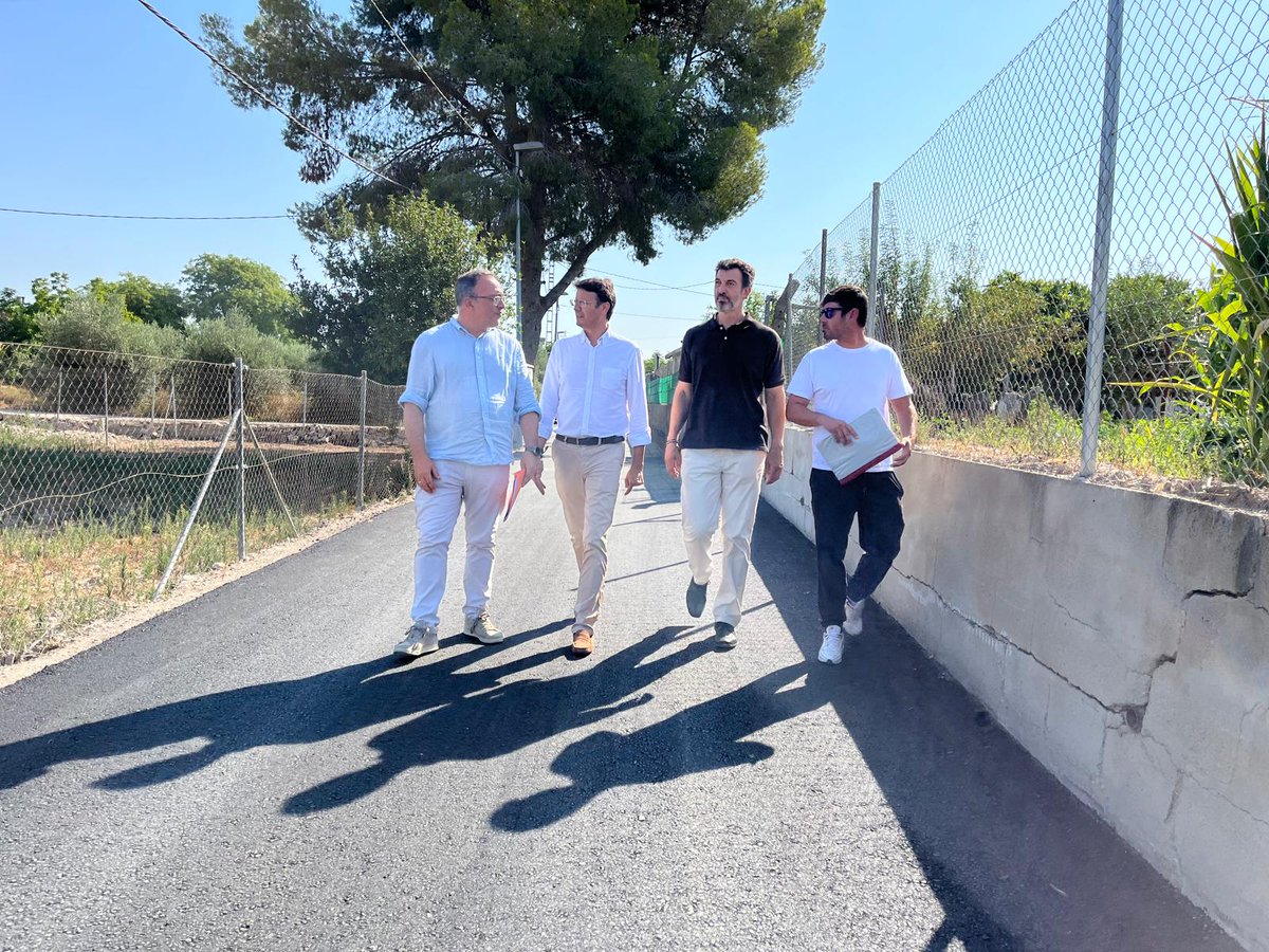 popularesmolina's tweet photo. 🚧 El alcalde @jangelalfonso y el concejal de Vía Pública, @sergiobernalaya, han continuado esta mañana las visitas a las zonas en las que se está desarrollando el #PlanAsfalto.
👉🏻 Mejoramos el firme en la calle de la Jardinera en #LosValientes y en varios caminos de la Huerta Abajo (@ElLlanodeMolina).
#PPMolinaCumple
