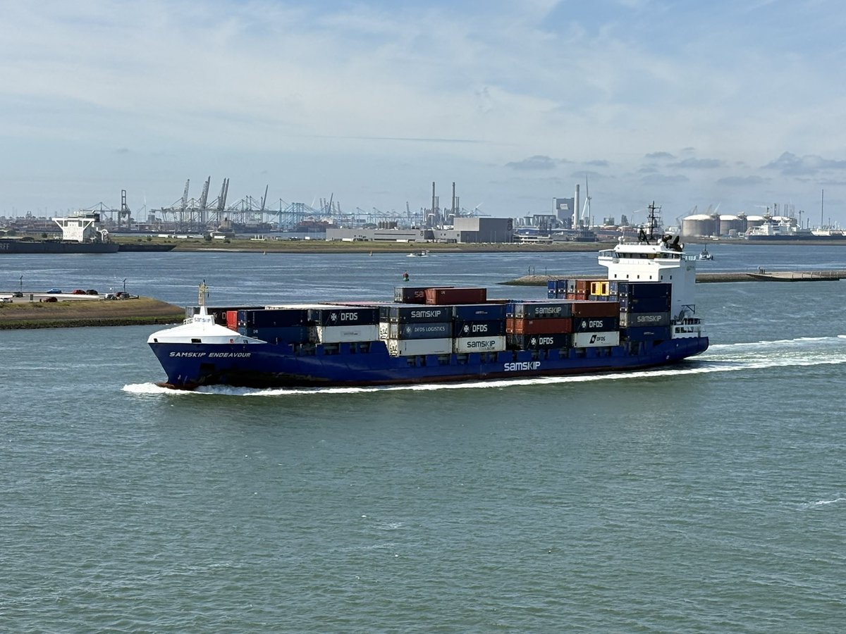 dave987a's tweet photo. #Samskip #Endeaour #containers #TUE #Rotterdam https://t.co/Wb7fSLIKos