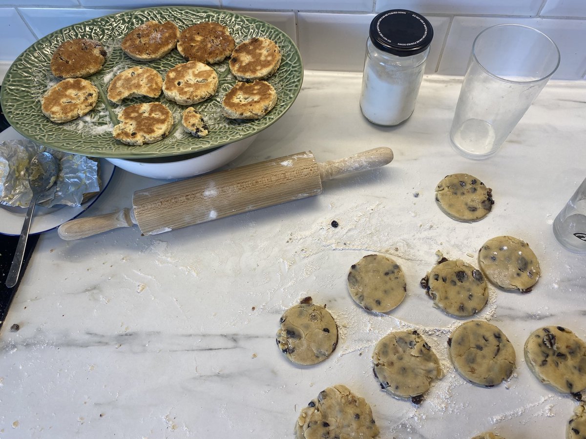 h_chandlerwilde's tweet image. I threw a UK-themed eve for my friend who’s just moved here
Flags cut from M&S bags, served beans on toast & Welsh cakes from my great-grandmother’s recipe, music was Handel/Elgar/Fat Les, Mr Bean on TV all night like it’s an art film, quiz on what “butters” means
Recommend 🇬🇧