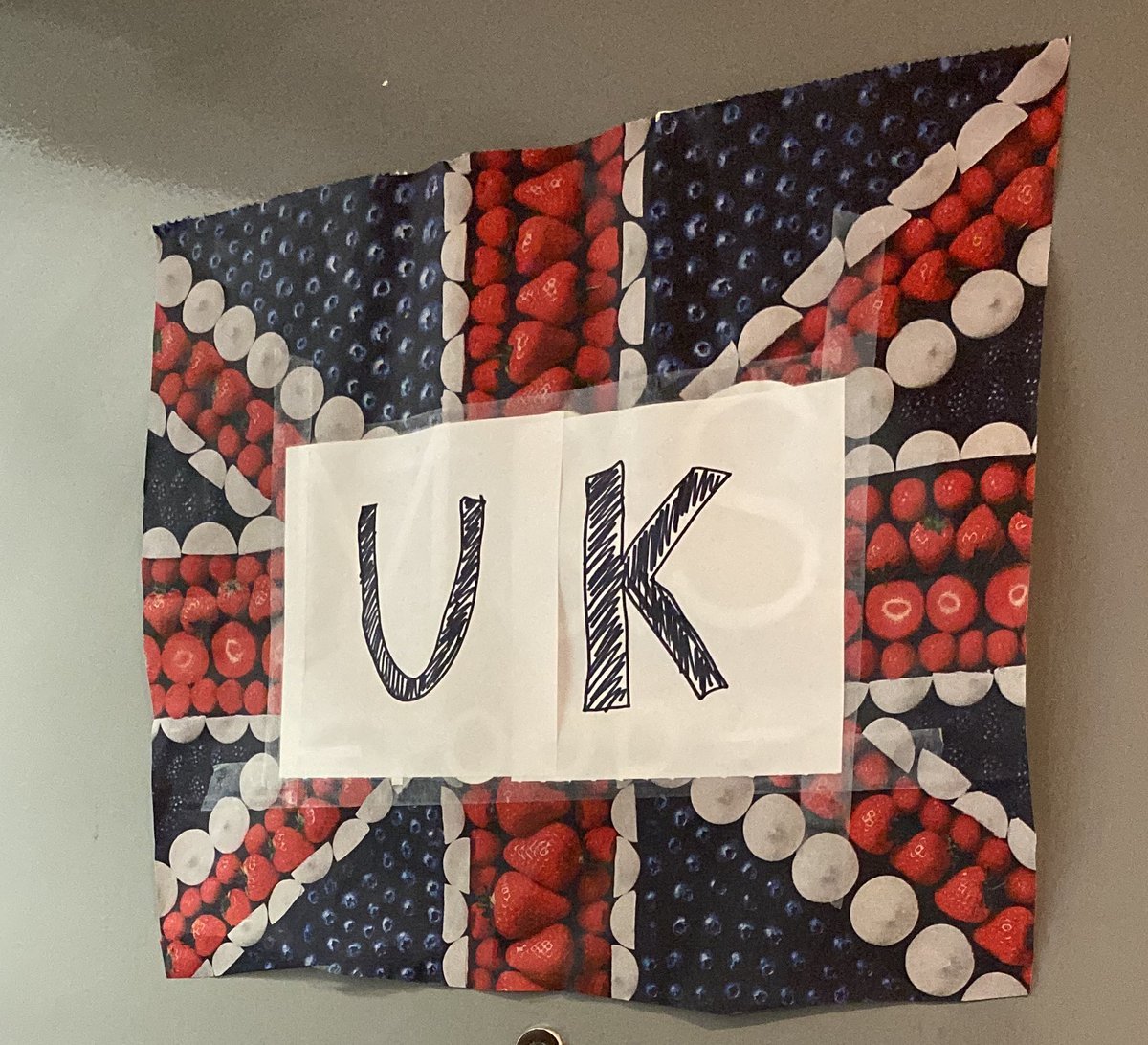 h_chandlerwilde's tweet image. I threw a UK-themed eve for my friend who’s just moved here
Flags cut from M&S bags, served beans on toast & Welsh cakes from my great-grandmother’s recipe, music was Handel/Elgar/Fat Les, Mr Bean on TV all night like it’s an art film, quiz on what “butters” means
Recommend 🇬🇧