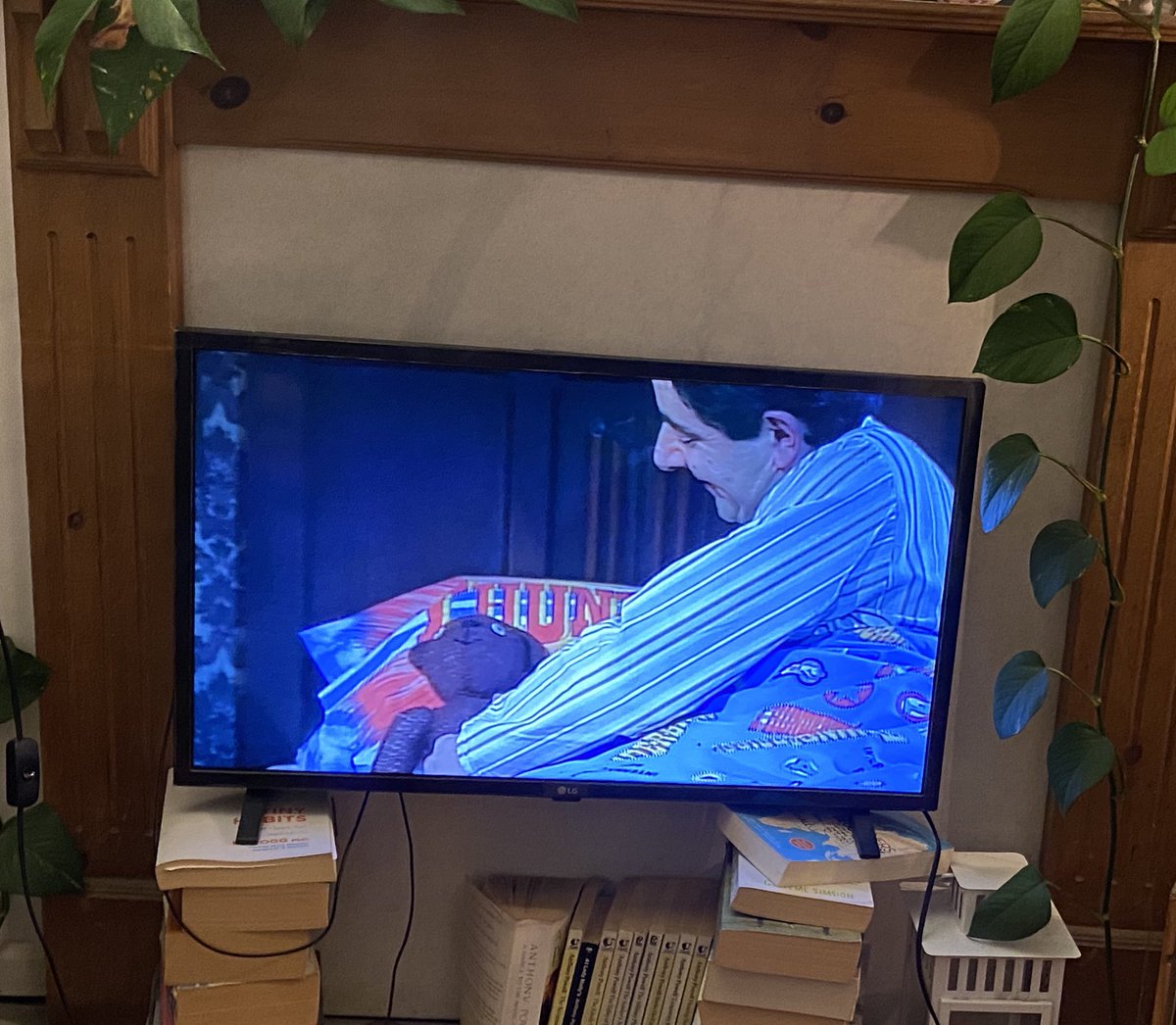 h_chandlerwilde's tweet image. I threw a UK-themed eve for my friend who’s just moved here
Flags cut from M&S bags, served beans on toast & Welsh cakes from my great-grandmother’s recipe, music was Handel/Elgar/Fat Les, Mr Bean on TV all night like it’s an art film, quiz on what “butters” means
Recommend 🇬🇧
