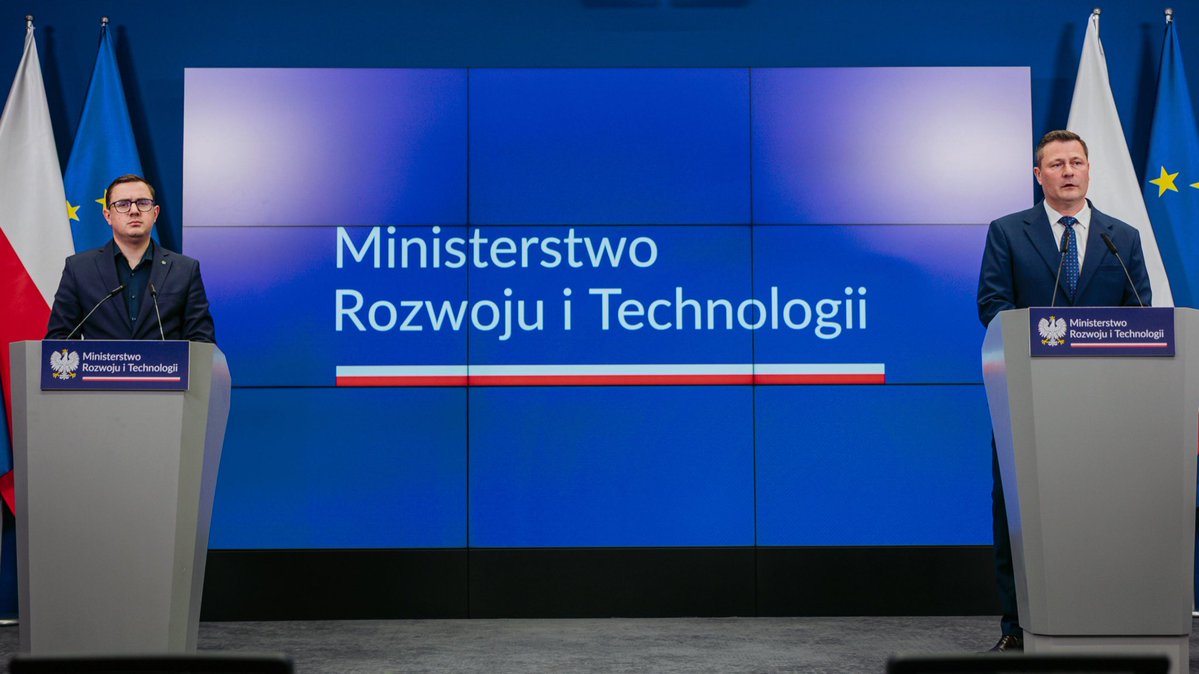 MRiTGOVPL's tweet image. 🔋💡 Przepisy mają wspierać, nie blokować! Pracujemy dla przedsiębiorców i rozwoju OZE!
📢 Podczas wspólnej konferencji prasowej minister @KrzysztofPaszyk i wiceminister @motykamilosz odnieśli się do uwag inwestorów dotyczących progów pojemności magazynów energii w kontekście…