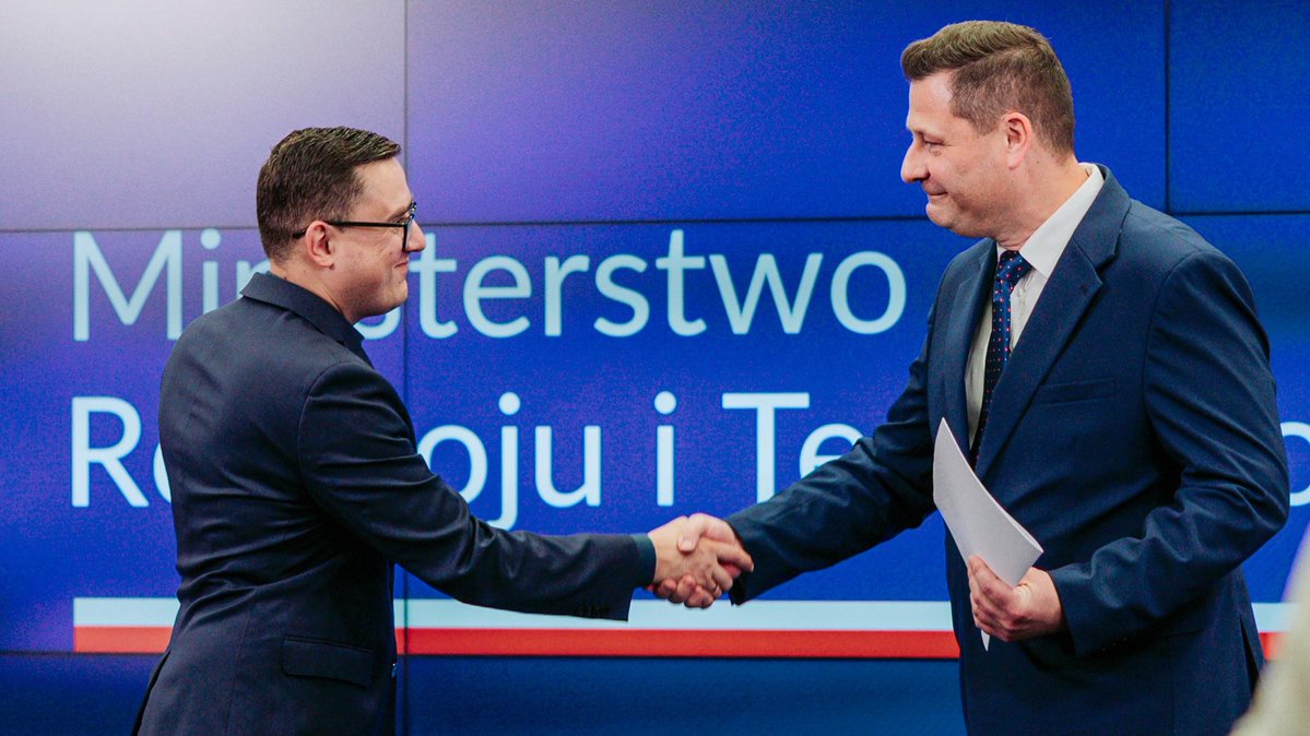MRiTGOVPL's tweet image. 🔋💡 Przepisy mają wspierać, nie blokować! Pracujemy dla przedsiębiorców i rozwoju OZE!
📢 Podczas wspólnej konferencji prasowej minister @KrzysztofPaszyk i wiceminister @motykamilosz odnieśli się do uwag inwestorów dotyczących progów pojemności magazynów energii w kontekście…