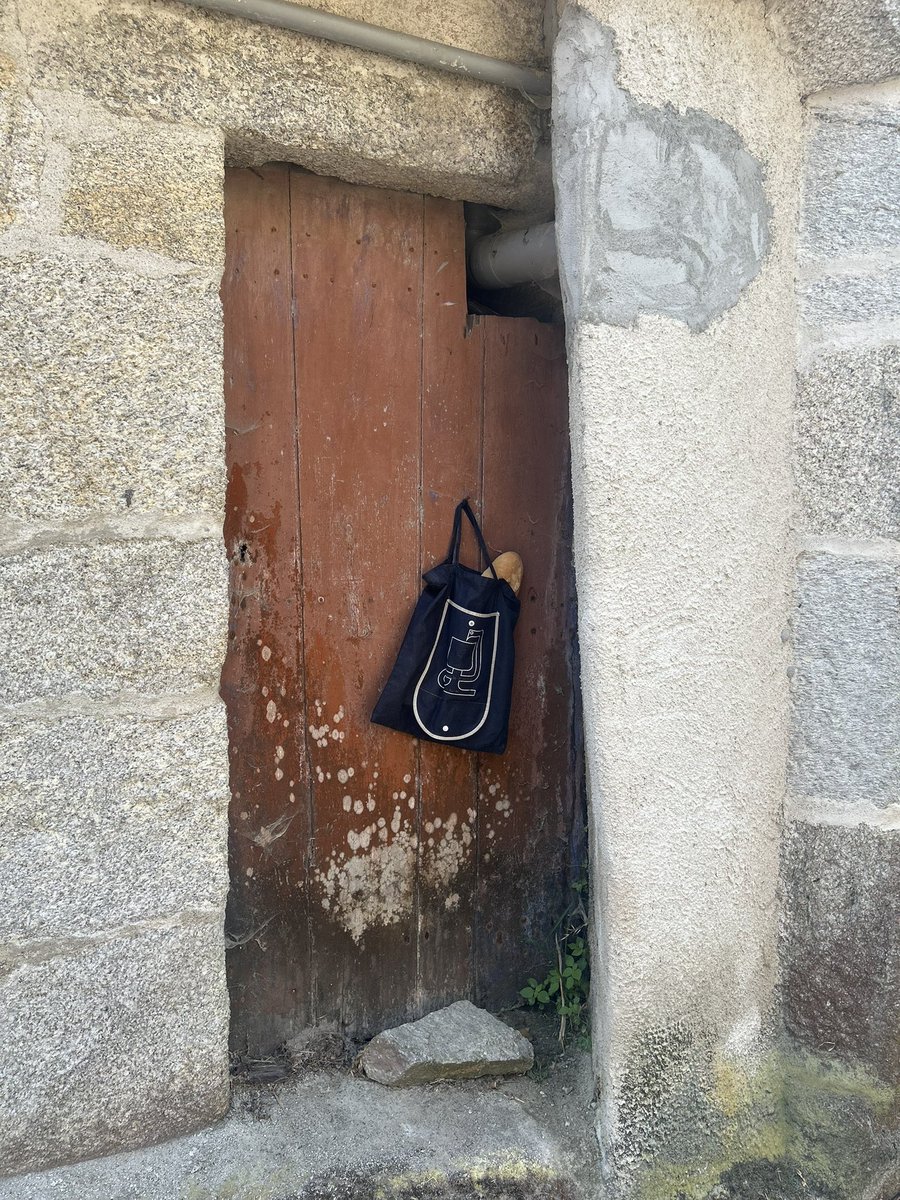 En el rural ourensano aún hoy te traen el pan a casa.
Sin código QR, sin algoritmo ni reparto exprés.
Solo confianza, furgoneta , barro y un “¿cómo vai a cousa ?”.

El verdadero PRIME y no el de Amazon.