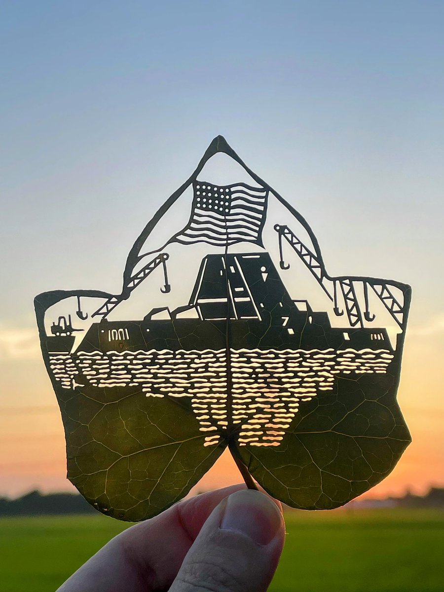 Rui_leafworld's tweet image. こんばんは🌇皆さま‼️
DDG-1001マイケル・モンスーア🌇夕焼けバージョン🌇🌇
艦船はやはり夕焼けですかね。⛴️⛴️🌊⛱️
写真撮影の方、熱中症にお気をつけて💦😮
#横須賀 #マイケル・モンスーア #米海軍 #ズムウォルト級駆逐艦
