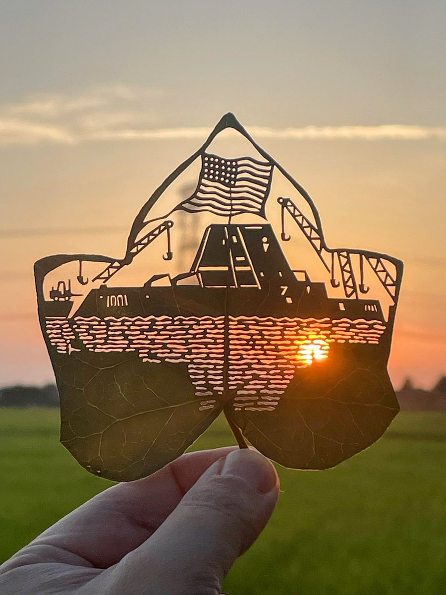 Rui_leafworld's tweet image. こんばんは🌇皆さま‼️
DDG-1001マイケル・モンスーア🌇夕焼けバージョン🌇🌇
艦船はやはり夕焼けですかね。⛴️⛴️🌊⛱️
写真撮影の方、熱中症にお気をつけて💦😮
#横須賀 #マイケル・モンスーア #米海軍 #ズムウォルト級駆逐艦