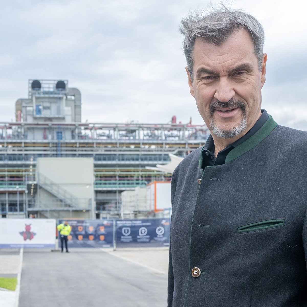 Markus_Soeder's tweet image. Starkes Signal für den Wirtschaftsstandort Bayern und Deutschland: Eröffnung einer hochmodernen Fertigungslinie bei @wackerchemie in #Burghausen im Wert von 300 Mio. Euro. Hochreines Halbleiter-Polysilicium ist die Grundlage der Digitalisierung. #Wacker Chemie ist in diesem