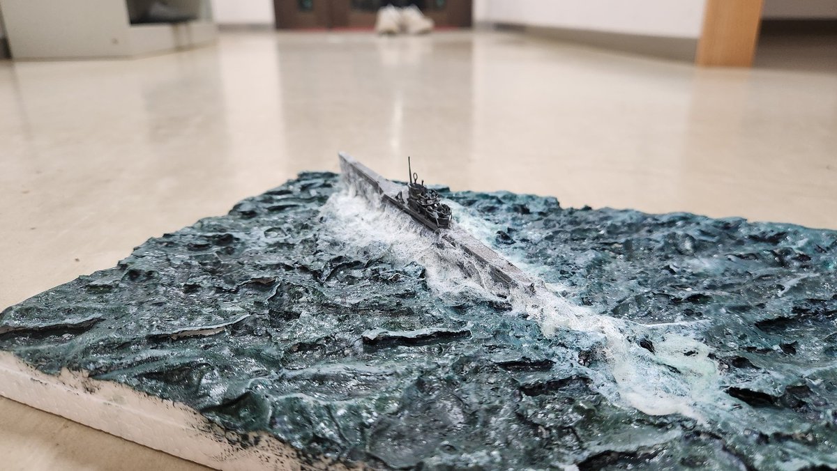 NATO69931371's tweet image. FLAGMAN 1/350 U-boat type Vll C 筆塗り 完成！！

初めて聞くメーカーのプラモデルだったので緊張しましたが、なんとか完成しました！

海面は基本的に100均で揃うもののみで製作しました！

Uボートは半田と錫メッキ線で柵を造ることにより密度upを狙っています。

個人的には満足いく出来です！