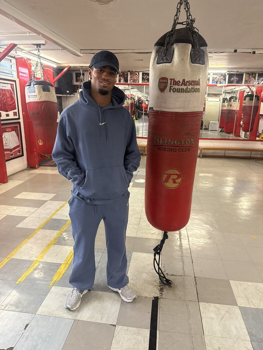 Thank you to Arsenal player @ethannwaneri for popping into Islington Boxing Club today to support his local community 🥊🔴⚪️