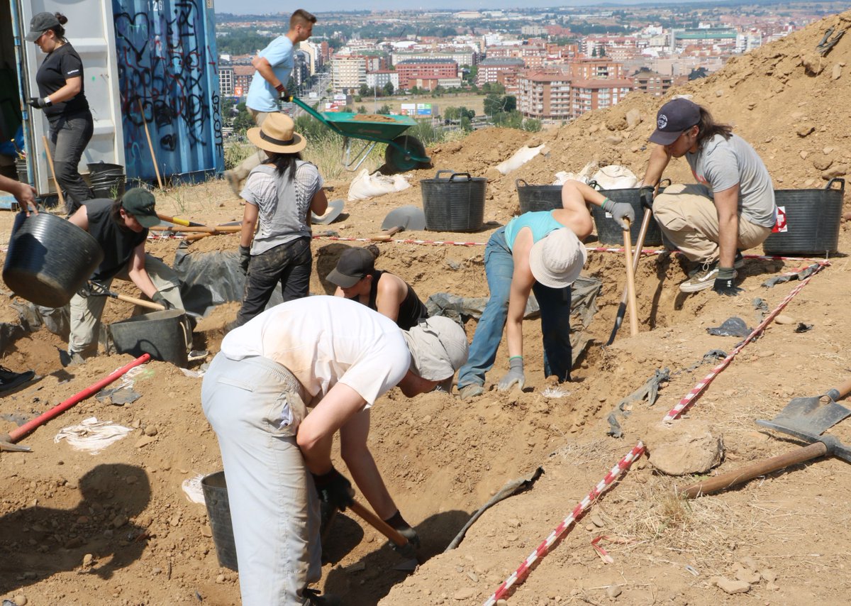 unileon's tweet image. @unileon retoma las excavaciones en la antigua judería con +40 estudiantes, profesores y el @iem_unileon
¿Cerdo? ¿Vieiras? Todo apunta a una ocupación cristiana tras el asedio del siglo XII.
Un proyecto con @aytoleon_es que pone en valor el patrimonio medieval de la ciudad.