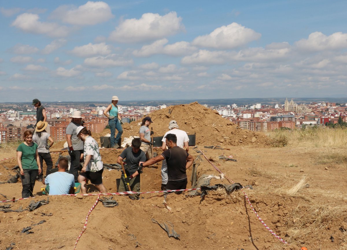 unileon's tweet image. @unileon retoma las excavaciones en la antigua judería con +40 estudiantes, profesores y el @iem_unileon
¿Cerdo? ¿Vieiras? Todo apunta a una ocupación cristiana tras el asedio del siglo XII.
Un proyecto con @aytoleon_es que pone en valor el patrimonio medieval de la ciudad.