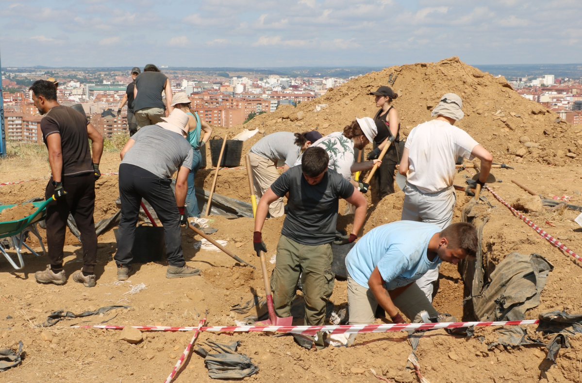 unileon's tweet image. @unileon retoma las excavaciones en la antigua judería con +40 estudiantes, profesores y el @iem_unileon
¿Cerdo? ¿Vieiras? Todo apunta a una ocupación cristiana tras el asedio del siglo XII.
Un proyecto con @aytoleon_es que pone en valor el patrimonio medieval de la ciudad.