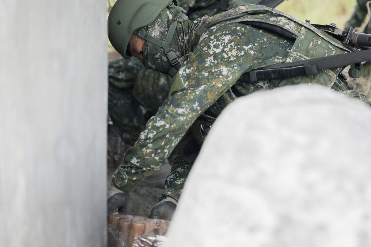 mna_roc's tweet image. #第二作戰區 所屬工兵部隊17日實施「要點破壞(道路封阻)」演練,模擬針對戰略要道進行爆破破壞作業,強化地形遲滯與戰場管制能力,有效阻礙敵軍推進,爭取我軍部隊機動與部署時間。
#HanKuangExercise #Army #Military #ProtectOurCountry #ROC #Taiwan🇹🇼