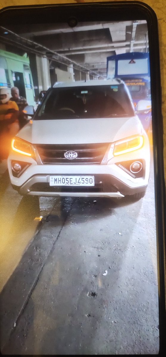 SunnySo87903696's tweet photo. @MumbaiRTO Wrongly parked in middle of the road https://t.co/wF7Bg917AL