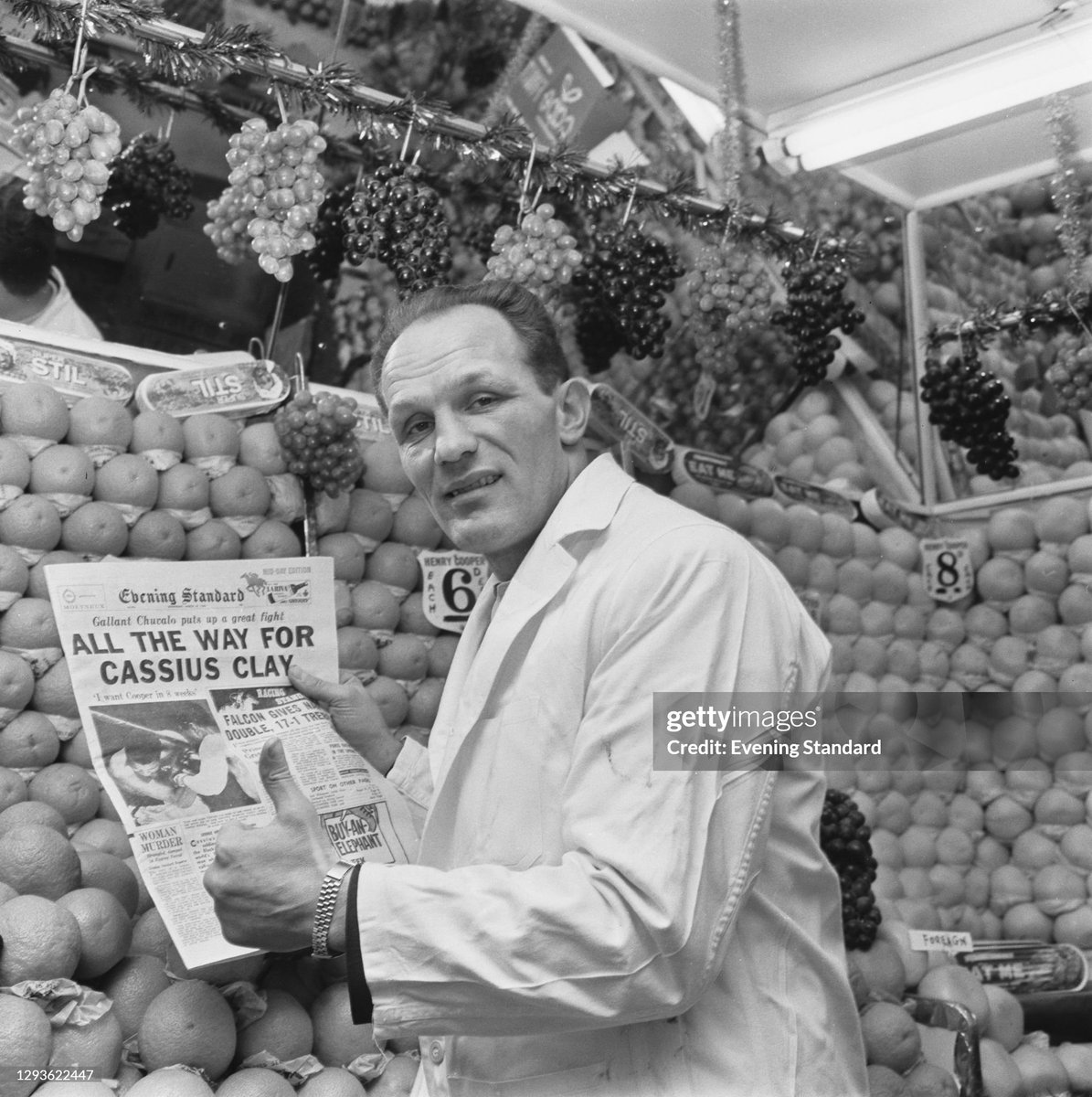 shitbritishpics's tweet image. British heavyweight boxer Henry Cooper (1934 - 2011) at his greengrocer's shop in Wembley, London (1966)