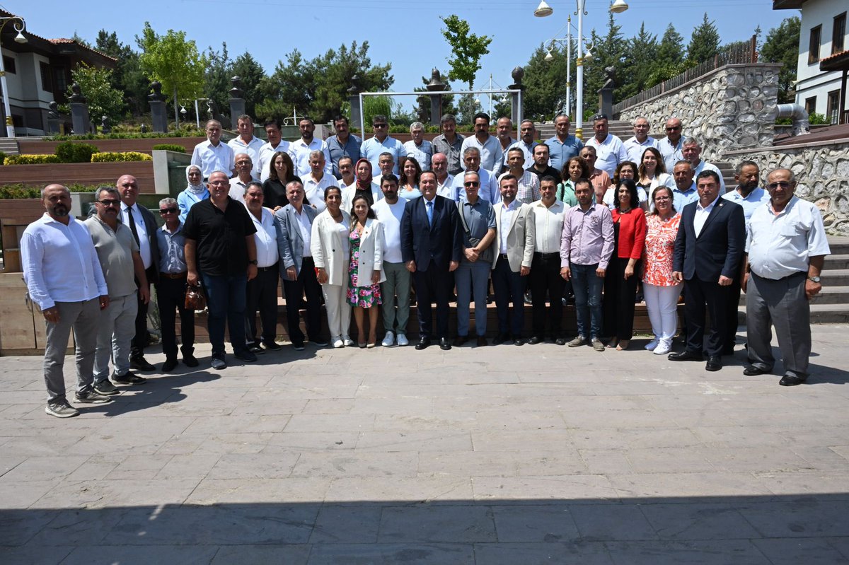 Manisa’yı Manisalılar ile birlikte yöneteceğiz. 

Cumhuriyet Halk Partisi İl Başkanımız İlksen Özalper, Yunusemre Belediye Başkanımız Semih Balaban ve dostlarımızla birlikte ilçemizin kıymetli muhtarlarıyla bir araya geldik. 

Manisa’mızın en büyük ilçesi olan Yunusemre’de,
