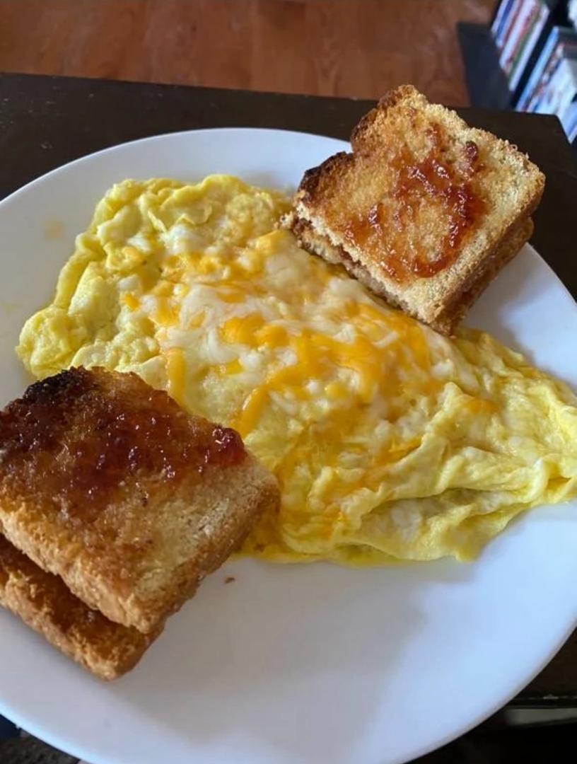 Dogstarband65's tweet photo. Cheese omelette, homemade bread that I toasted in strawberry jam on the toast. This is my breakfast. https://t.co/1dFVjsCgOh