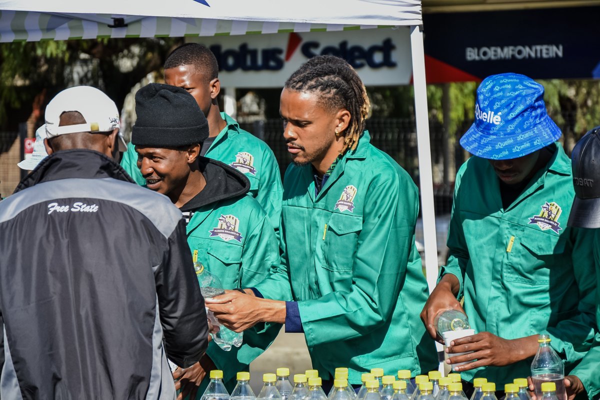 _Marumogallants's tweet image. As part of our 67 Minutes for Mandela Day, we spent time at Aliwal & Alexandra Ave in Navilsig, Bloemfontein, serving warm meals to over 130 job seekers.
Thank you our partners, Mokokotlong Restaurant, Millennium Meat, and the Mini Cooper Group.
#MandelaDay #67Minutes #Gallant